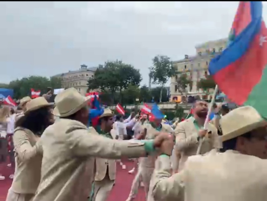 Азербайджанские спортсмены танцуют яллы на открытии Олимпиады  